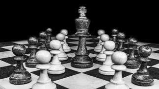 bierki szachowe, szachownica, białe i czarne pionki, czarny król,